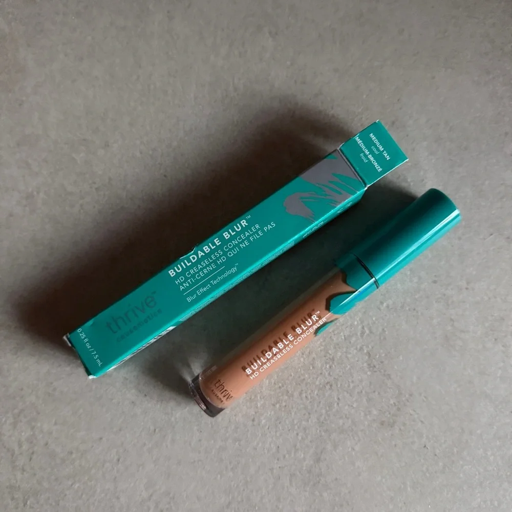 Thrive Causemetics Buildable Blur Concealer Medium Tan – Crease-Free Coverage